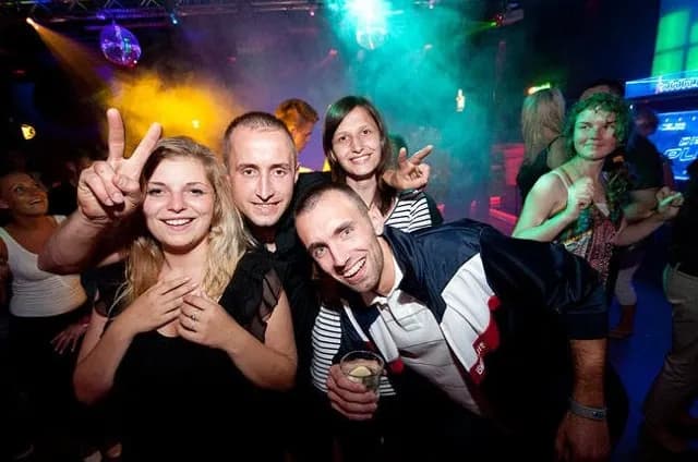 Mielno kluby kiedy otwarte – sprawdź godziny i wydarzenia na lato