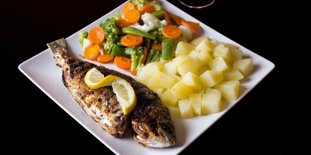 Jakie ryby jeść nad Bałtykiem, aby uniknąć mrożonek i cieszyć się smakiem?