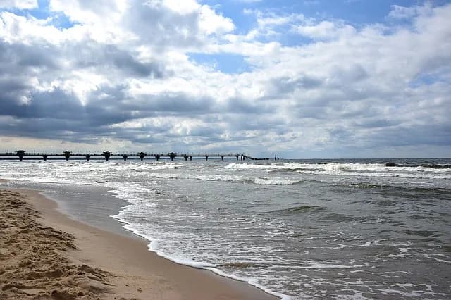 Ile stopni ma woda w Bałtyku? Sprawdź, zanim wskoczysz do morza