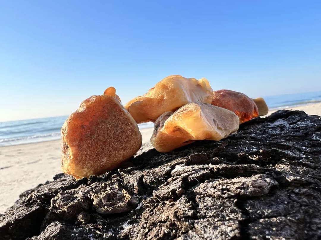 Jak znaleźć bursztyn nad Bałtykiem: sprawdzone metody i najlepsze miejsca