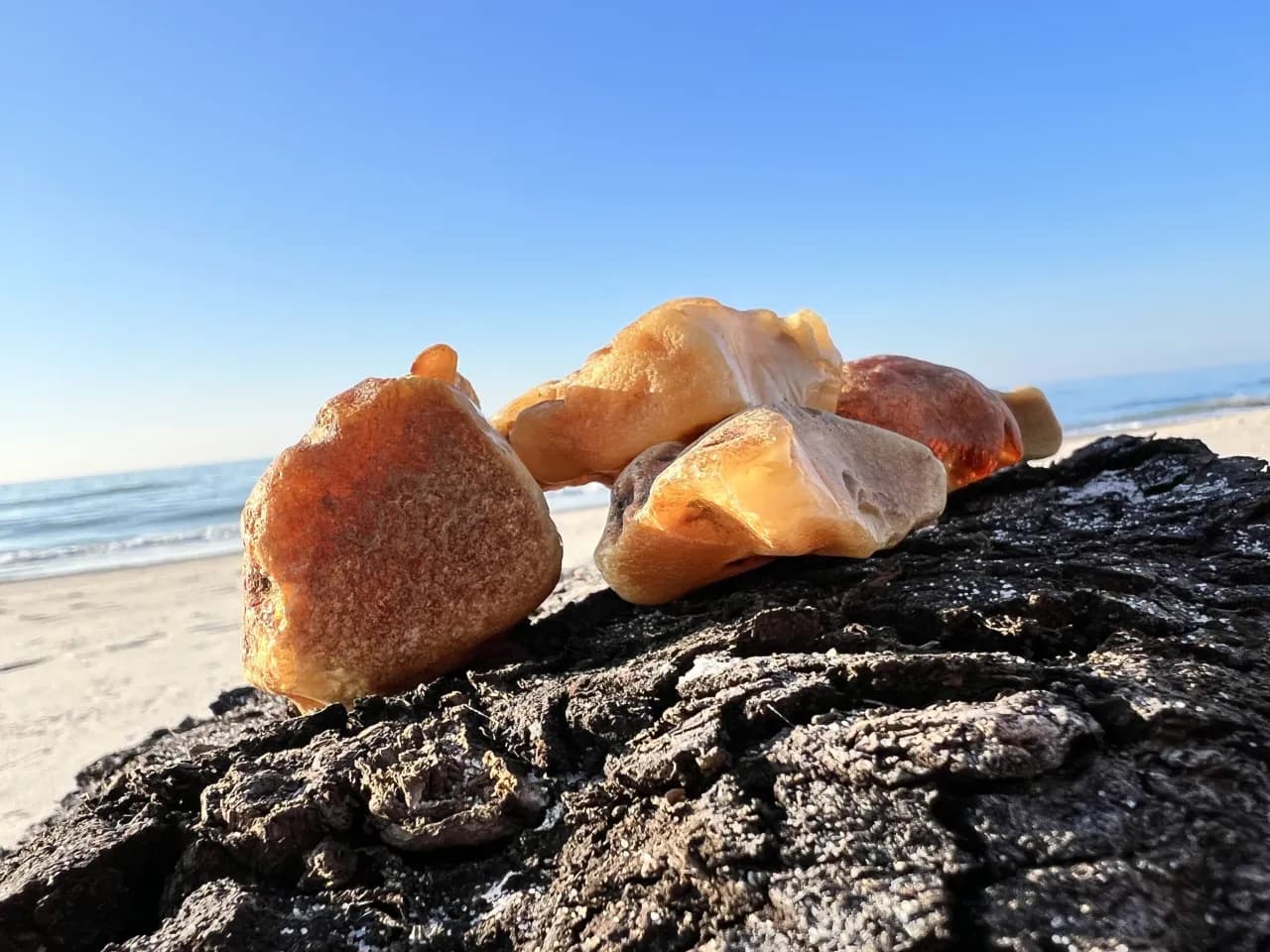 Jak znaleźć bursztyn nad Bałtykiem: sprawdzone metody i najlepsze miejsca