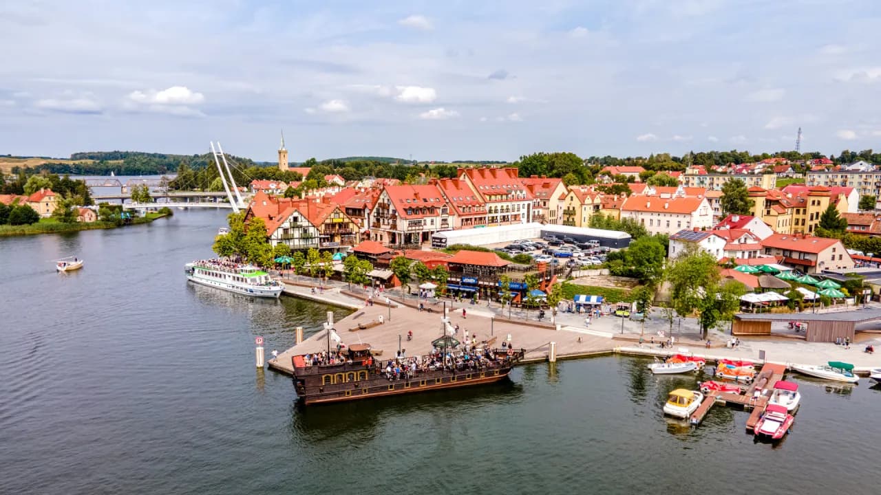 Gdzie zjeść w Mikołajkach? Odkryj najlepsze miejsca na posiłek