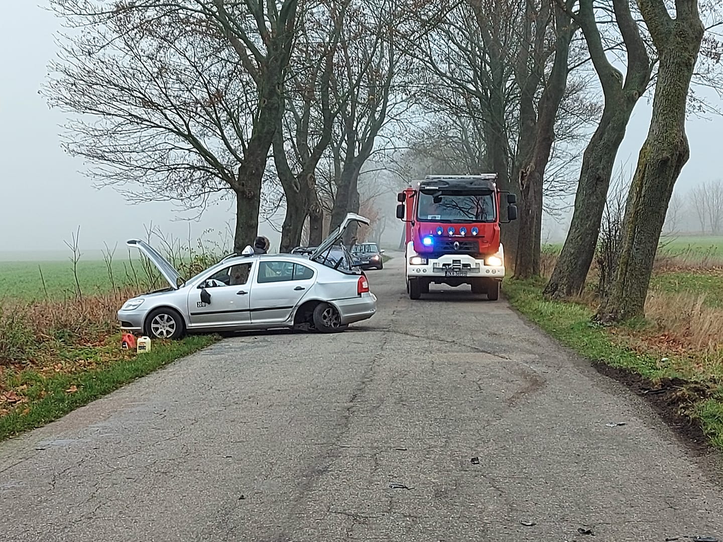 Zderzenie dwóch samochodów w okolicy miejscowości Laska
