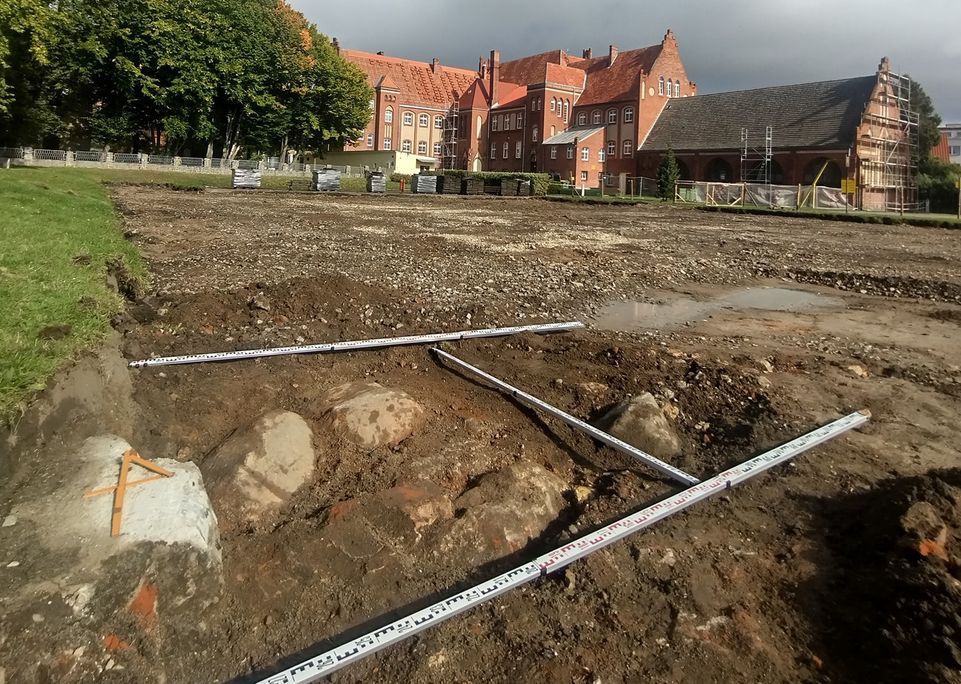 Odkrycie fundamentów systemu obronnego Osiedla Katedralnego na boisku szkolnym SP1