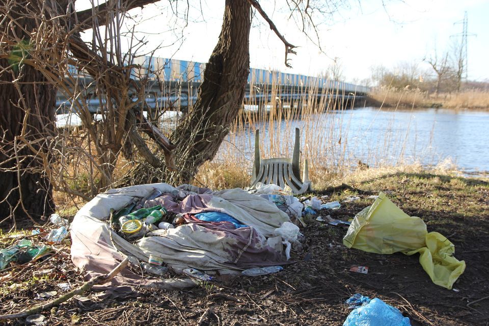 Dzikie wysypisko śmieci przy moście na Wyspę Chrząszczewską